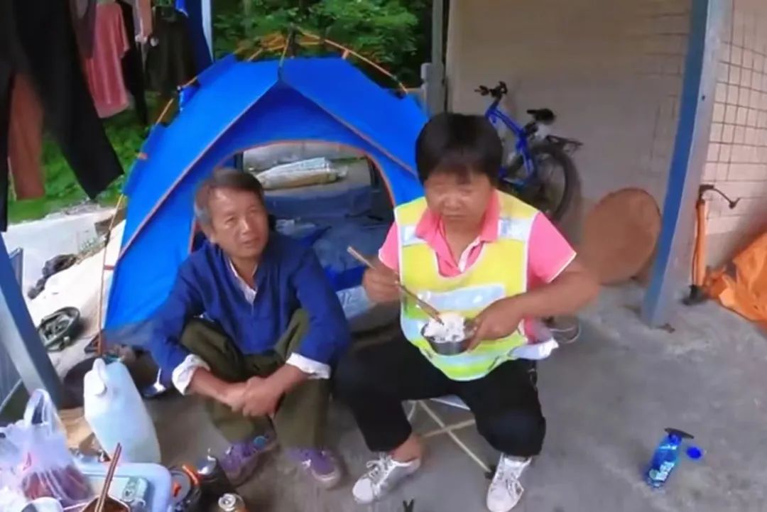 DƬ